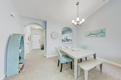Beautiful Barefoot Golf Condo with Pool & Tennis condo - image 6