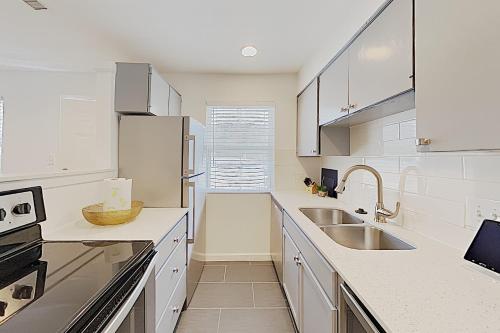Luxe Clarksville Hideaway with Walkable Locale condo - image 3
