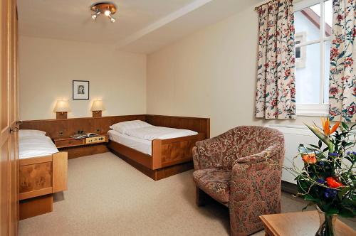 1 double bed, 2 twin beds