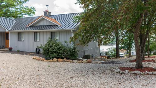 Lake Breeze Timber – Lake Ozark, MO
