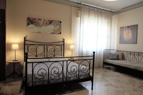 1 queen bed, 1 twin bed