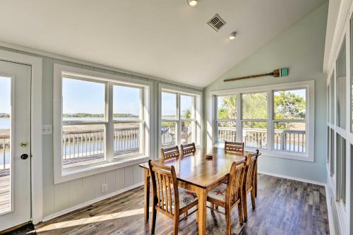 Cozy Waterfront Island House on Live Oak Island!