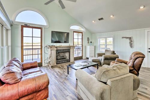 Cozy Waterfront Island House on Live Oak Island!