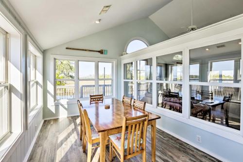 Cozy Waterfront Island House on Live Oak Island!