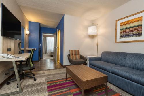Holiday Inn Express & Suites S Lake Buena Vista image 25