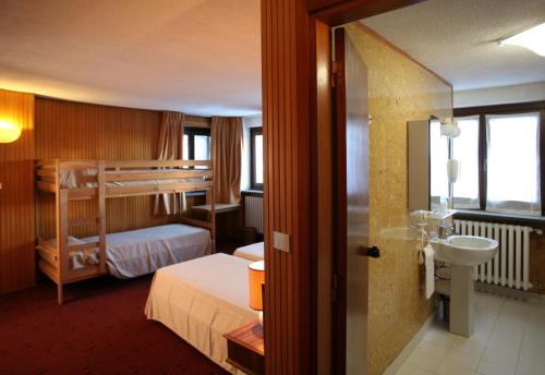 1 queen bed, 2 bunk beds