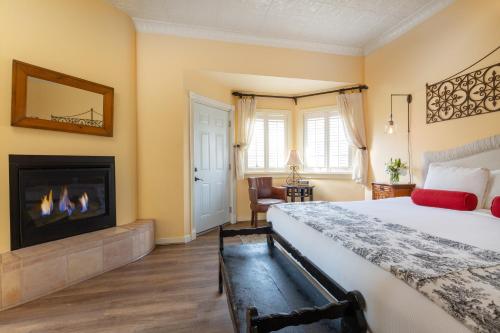 Carriage House King with Fireplace