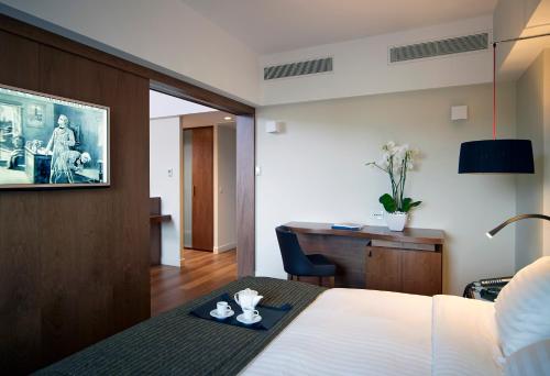 Executive Suite image 10