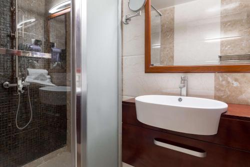 Standard Twin Room image 4