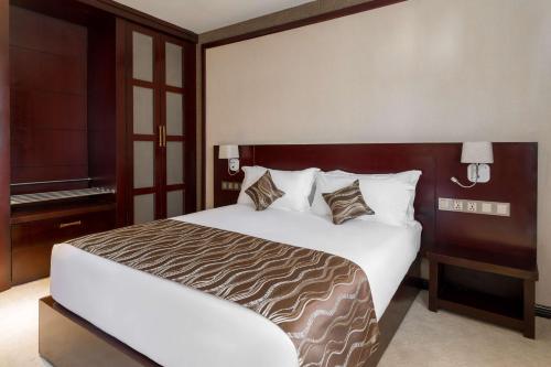 Standard Queen Room image 3