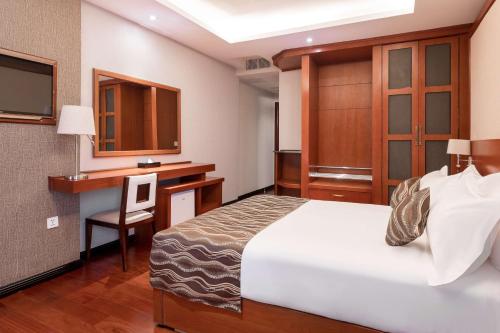 Deluxe Queen Room image 2