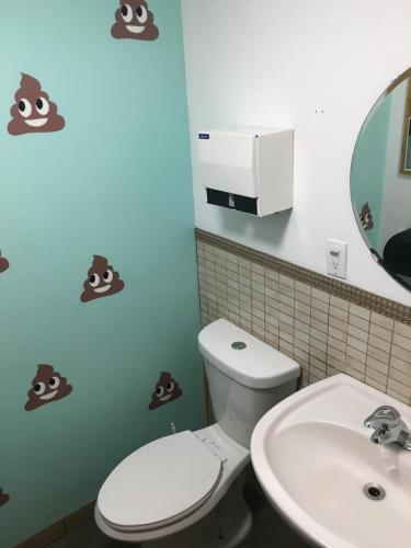 Basic Triple Room with Shared Bathroom image 9