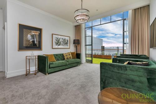 QV Glamour 2 Bedroom Apt with Carpark - 758