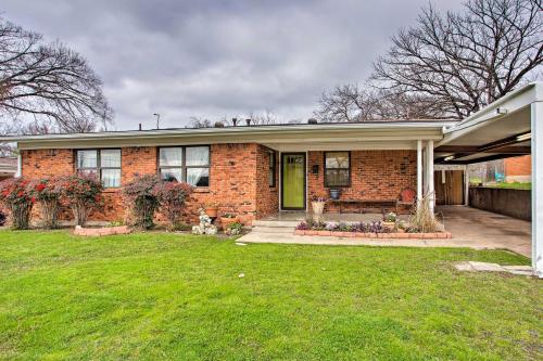 Pet-Friendly River District Home with Fire Pit! Fort Worth