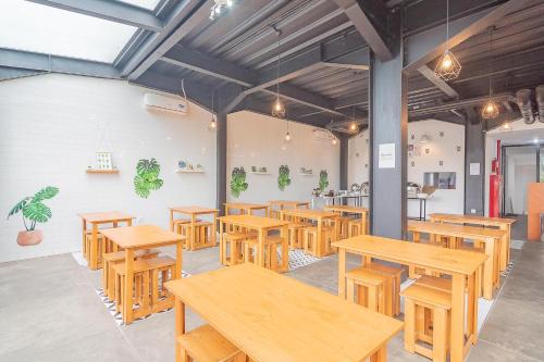 RedDoorz Premium @ Hotel Hebat in Soekarno Hatta Bypass