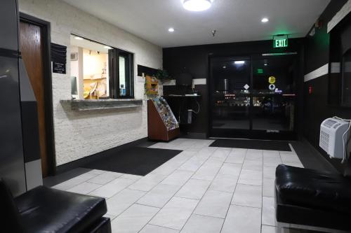 ล็อบบี้, ซูเปอร์ 8 บาย วินด์แฮม ริชมอนด์ แอร์พอร์ต เวอร์จิเนีย (Super 8 By Wyndham Richmond Airport Va) in สนามบินนานาชาติ ริชมอนด์