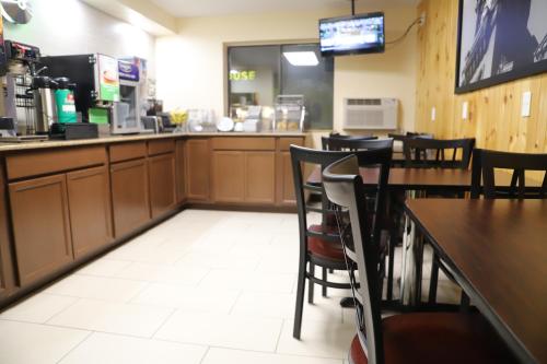 ห้องอาหาร, ซูเปอร์ 8 บาย วินด์แฮม ริชมอนด์ แอร์พอร์ต เวอร์จิเนีย (Super 8 By Wyndham Richmond Airport Va) in สนามบินนานาชาติ ริชมอนด์