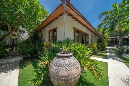 Villa Teman - Luxury 4BR Villa in Central Seminyak - HUGE POOL - image 4