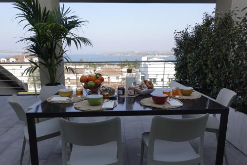 Two-Bedroom Penthouse Apartment with Terrace and Lake View image 10