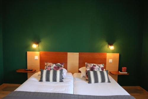 2 twin beds