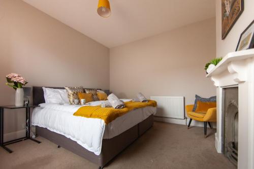 Large House - Contractors & Families & Private Parking by Comfy Workers