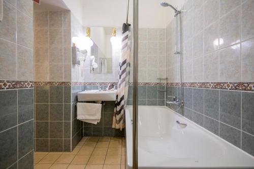 Standard Single Room image 5