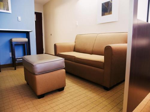 Three Rivers Inn & Suites