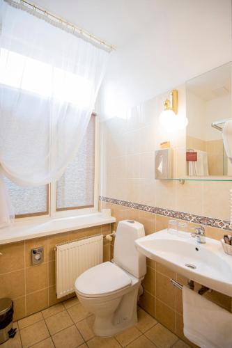 Standard Double Room image 5