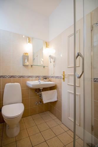 Standard Double Room image 6