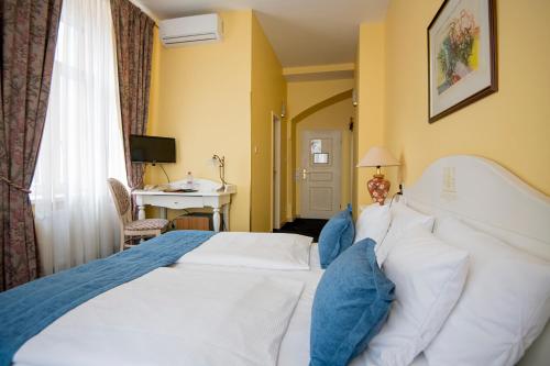 Standard Double Room image 2