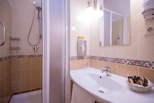 Standard Twin Room image 5