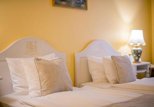 Standard Twin Room image 3