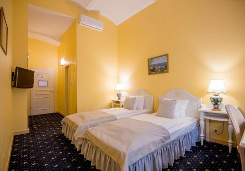 Standard Twin Room image 2