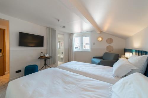 1 queen bed, 1 sofa bed