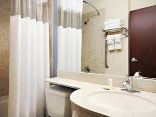 Three Rivers Inn & Suites