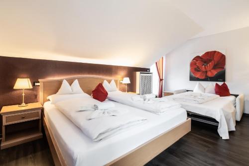 1 queen bed, 1 sofa bed