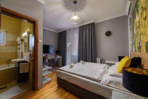 Standard Double Room image 4