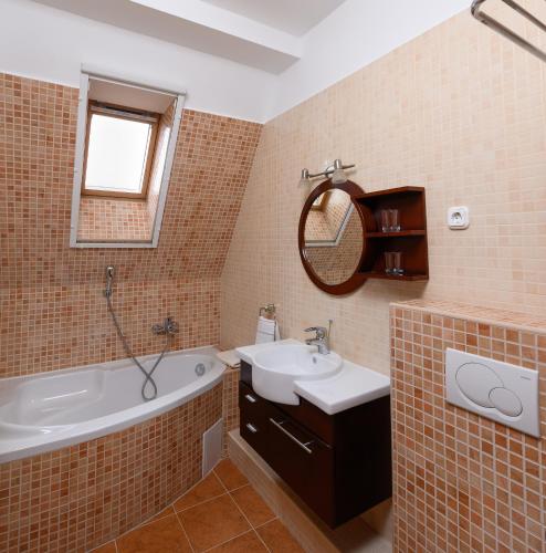 Standard Double Room image 3