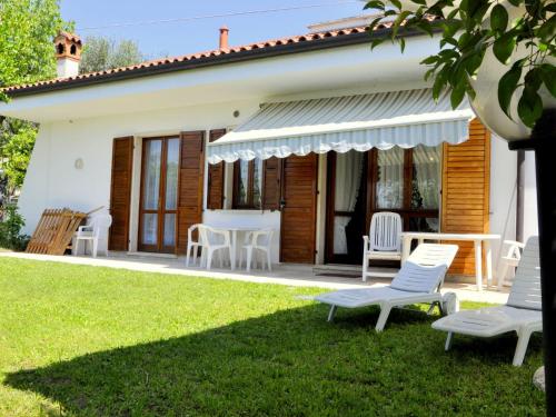 Holiday home with private garden, about 1 km from the lake