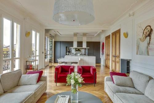 Luxurious Penthouse near Champs Elysées and front of Eiffel Tower Apartment