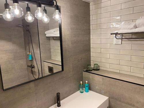 room detail thumbnail 2