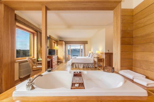 화장실, Correntoso Lake & River Hotel in 비야 라 앙고스투라
