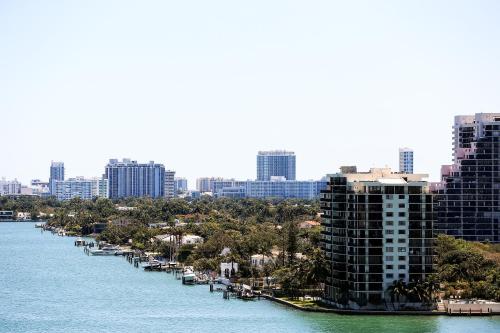 Bayfront Miami Condo with Resort Perks and Ocean Views - image 7