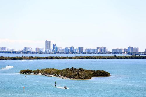 Bayfront Miami Condo with Resort Perks and Ocean Views - image 14