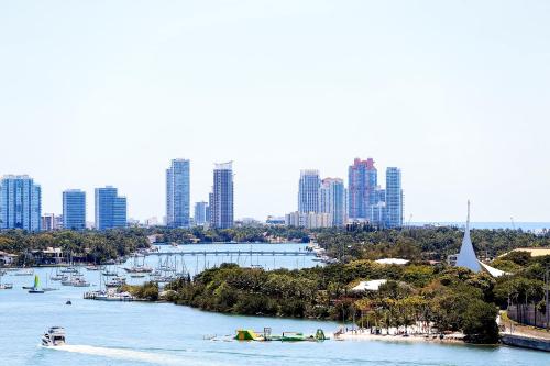 Bayfront Miami Condo with Resort Perks and Ocean Views - image 10