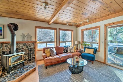 . Mysty Mountain Cabin on River 15Mi to Stevens Pass