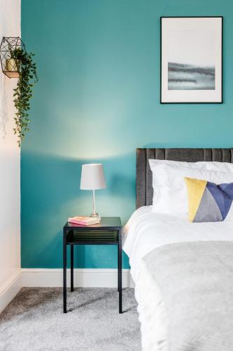 OPEN Luxury Contractor Apartment East London - image 5