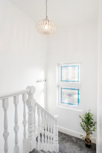 OPEN Luxury Contractor Apartment East London - image 4