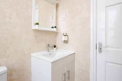 OPEN Luxury Contractor Apartment East London - image 11