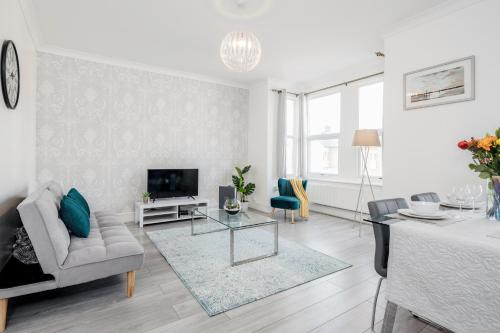 OPEN Luxury Contractor Apartment East London - image 12
